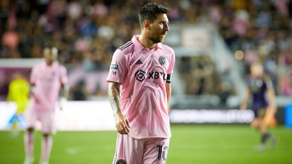 lionel messi neck incident