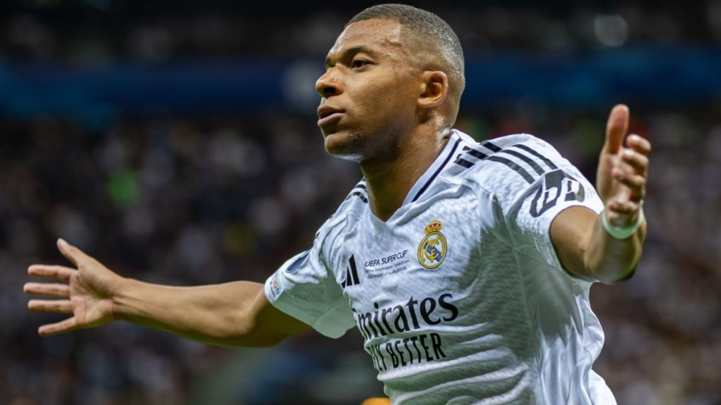 Mbappé meets his new wax twin at Madame Tussauds mbappé wax