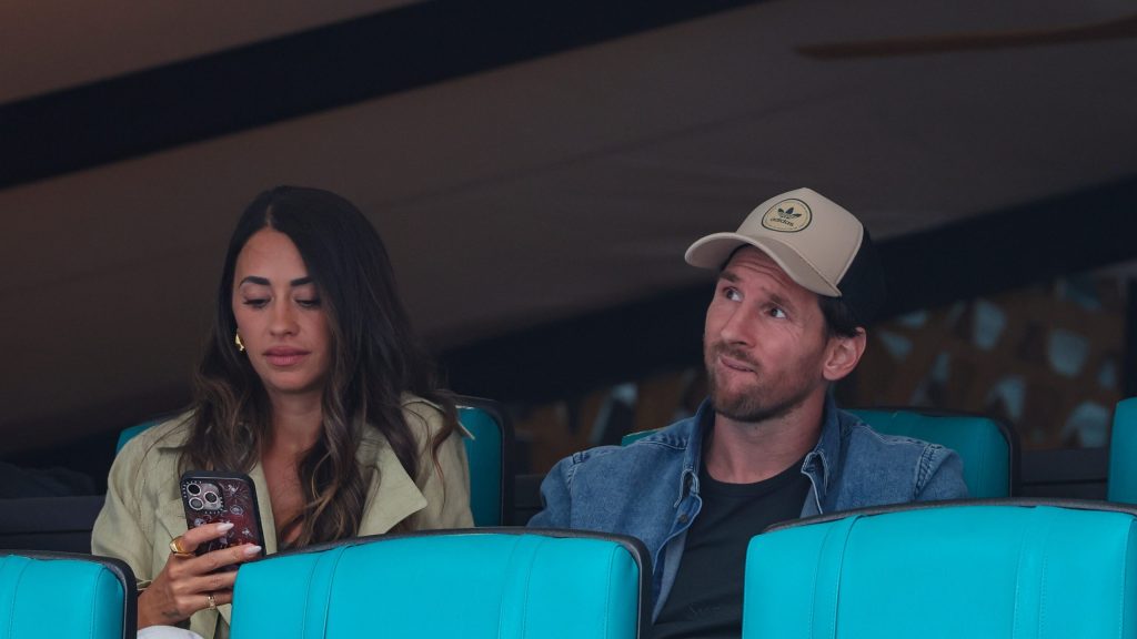 Coldplay crowd erupts as Messi appears on kiss cam in Miami messi coldplay concert