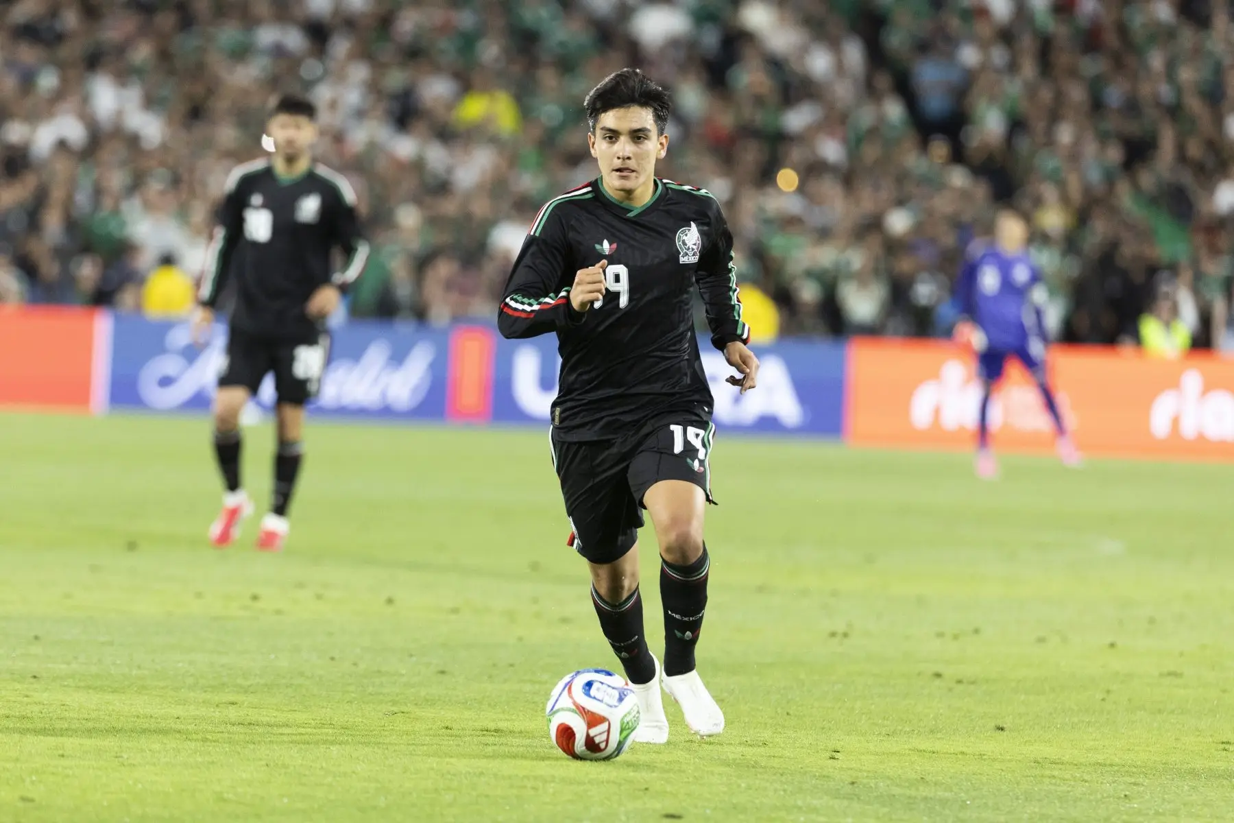 mexicos,gilberto,mora,(19),in,actions,against,australia,during,a