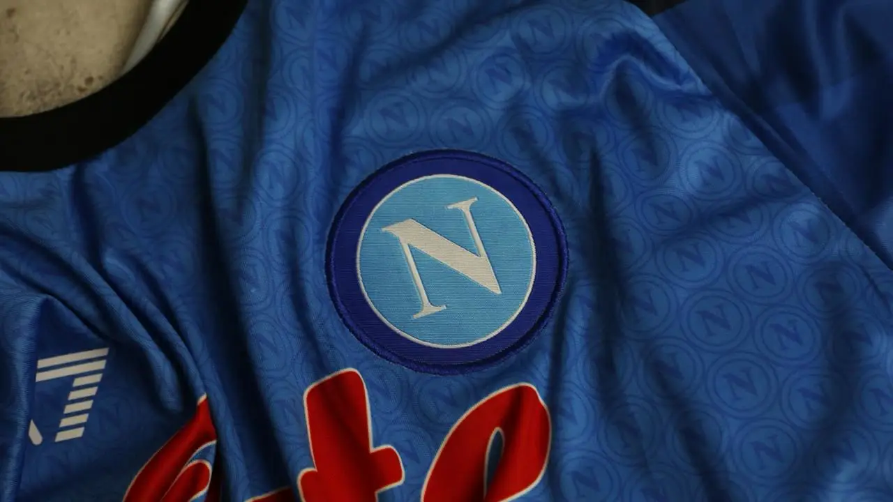 Napoli crest and tonal N pattern on the blue 2026/27 Nápoles away shirt