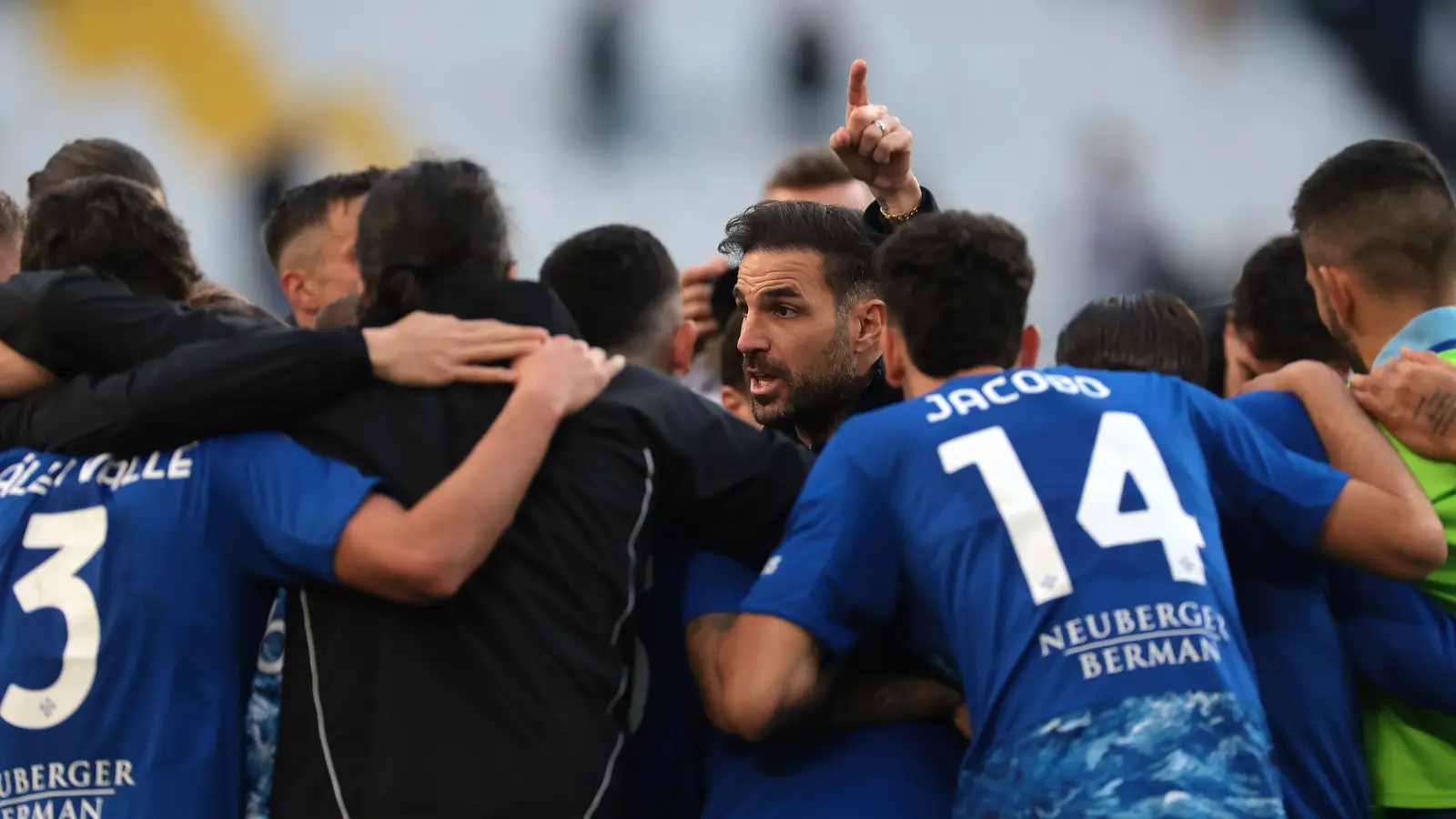 Cesc Fàbregas addresses Como players after their match against Juventus in Turin on February 21, 2026.