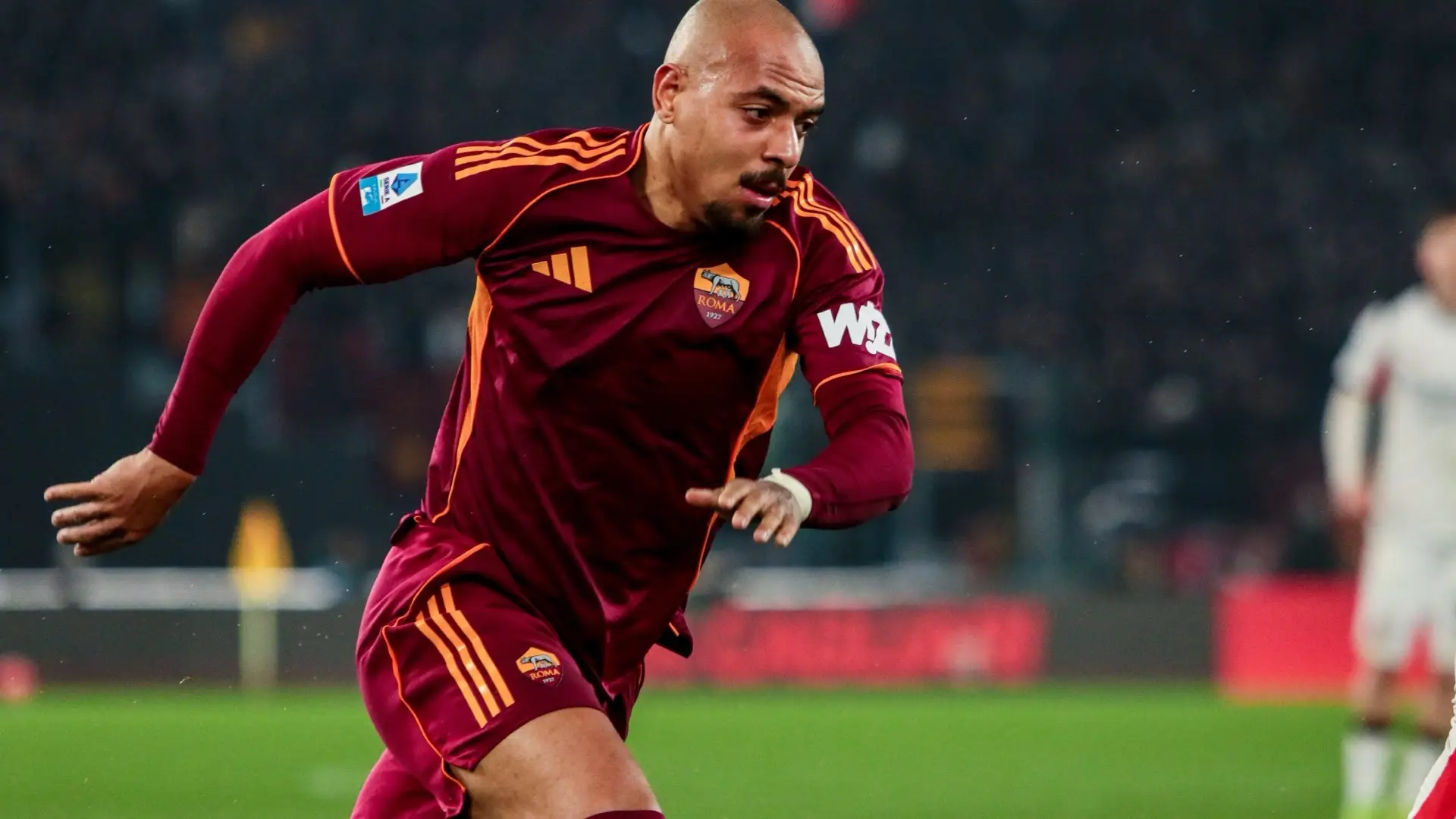 Donyell Malen drives forward for Roma in Serie A