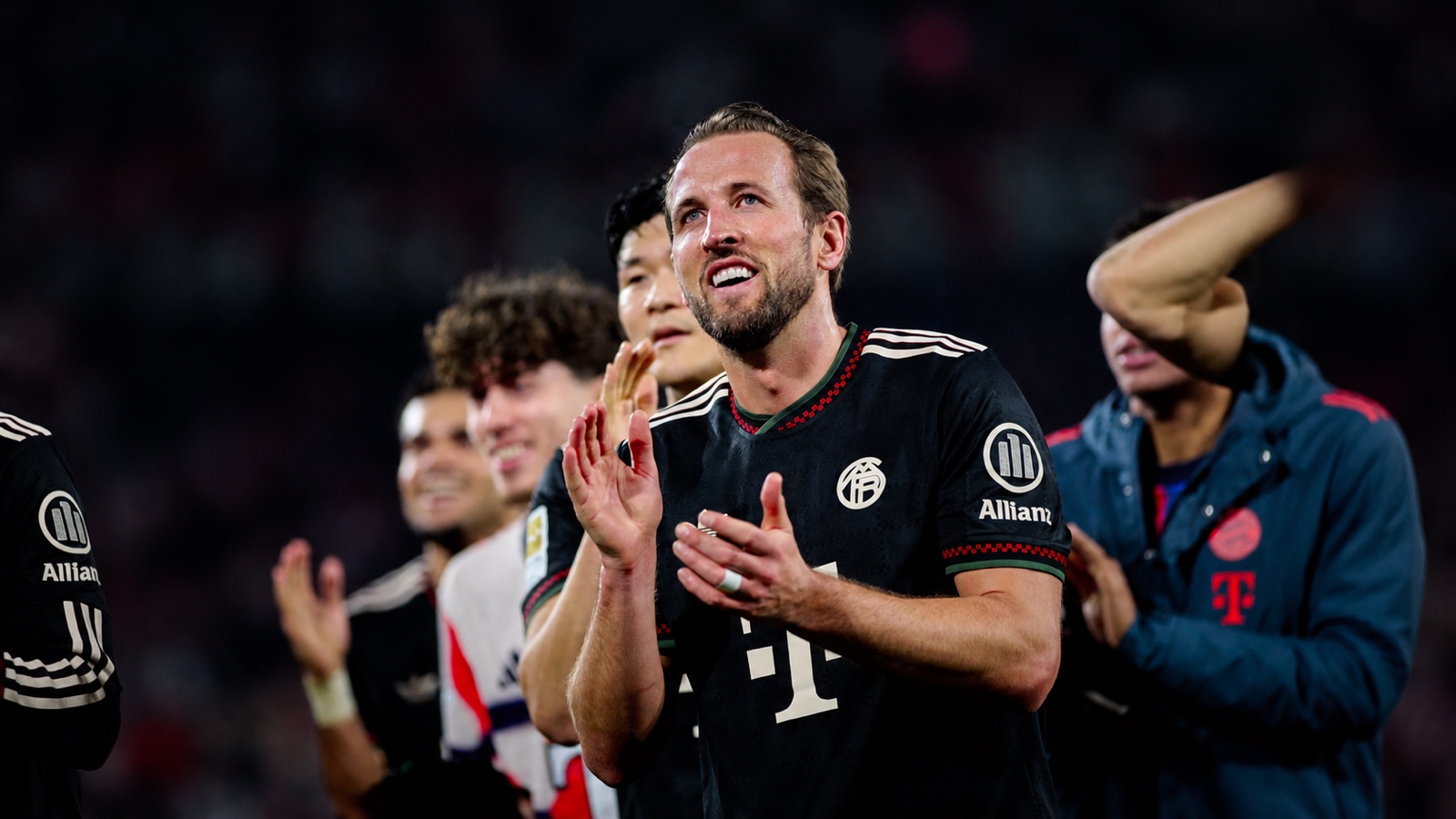 Harry Kane applauds alongside Bayern Munich teammates